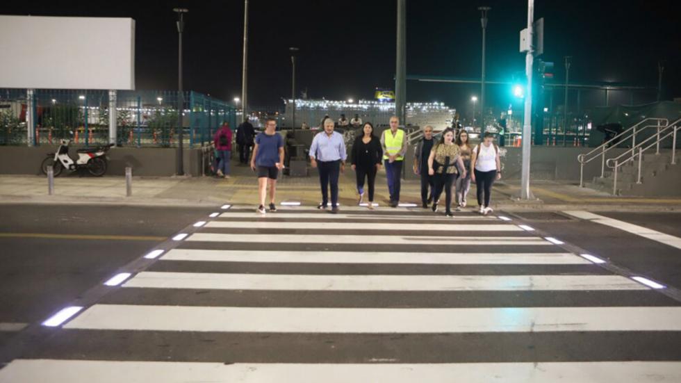 Νέα, έξυπνη διάβαση πεζών στο λιμάνι του Πειραιά!